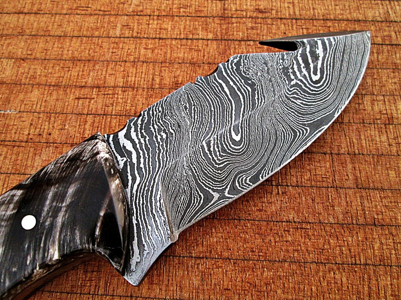White Deer Custom Damascus Steel Skinner Knife (with Gut Hook Limited Edition